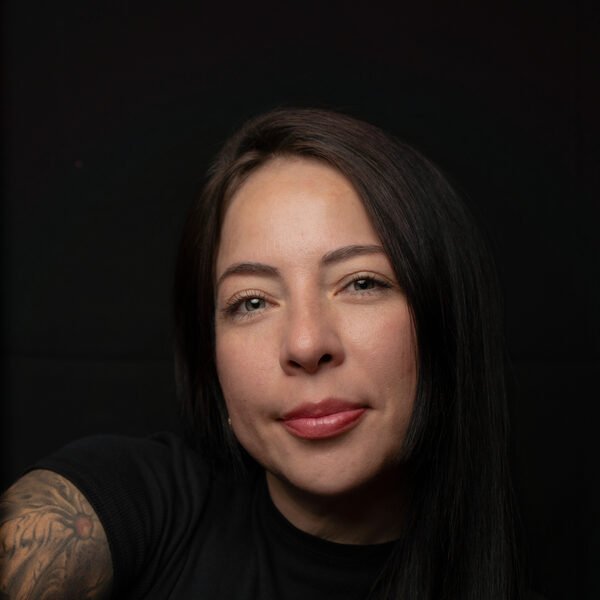 Primer plano de Catherine Armas mirando a cámara, con el hombro tatuado a la vista
